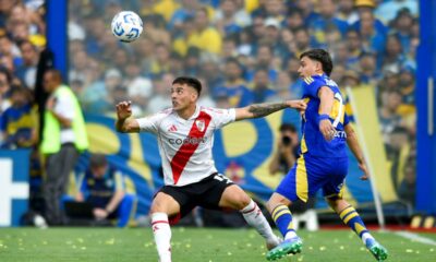 Enzo Diaz, left, of River Plate, and Exequiel Zeballos of Boca Juniors, battle for the ball during an Argentine soccer league match at La Bombonera stadium in Buenos Aires, Argentina, Saturday, Sept. 21, 2024.(AP Photo/Gustavo Garello)