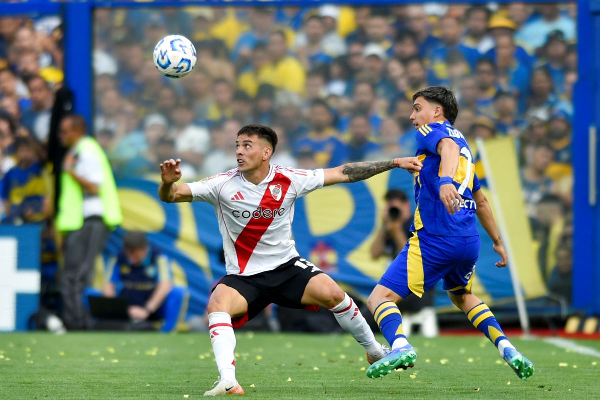 Enzo Diaz, left, of River Plate, and Exequiel Zeballos of Boca Juniors, battle for the ball during an Argentine soccer league match at La Bombonera stadium in Buenos Aires, Argentina, Saturday, Sept. 21, 2024.(AP Photo/Gustavo Garello)