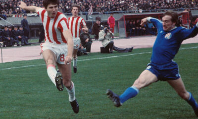 ZORAN FILIPOVIC, fudbaler Crvene zvezde, iza je VLADIMIR PETROVIC PIZON, na prvenstvenoj utakmici protiv Dinama, na stadionu Crvene zvezde. Beograd, 13.03.1977. Foto: Tomislav Mihajlovic Fudbal, Crvena zvezda, Dinamo Zagreb