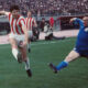 ZORAN FILIPOVIC, fudbaler Crvene zvezde, iza je VLADIMIR PETROVIC PIZON, na prvenstvenoj utakmici protiv Dinama, na stadionu Crvene zvezde. Beograd, 13.03.1977. Foto: Tomislav Mihajlovic Fudbal, Crvena zvezda, Dinamo Zagreb