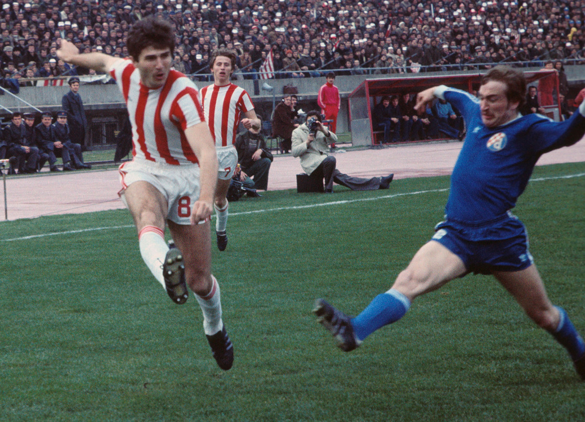 ZORAN FILIPOVIC, fudbaler Crvene zvezde, iza je VLADIMIR PETROVIC PIZON, na prvenstvenoj utakmici protiv Dinama, na stadionu Crvene zvezde. Beograd, 13.03.1977. Foto: Tomislav Mihajlovic Fudbal, Crvena zvezda, Dinamo Zagreb