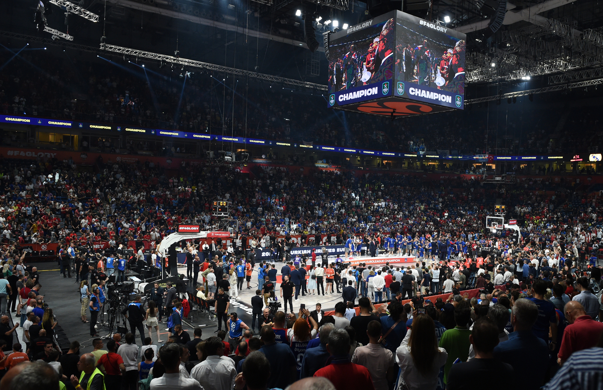 Kosarkasi Efesa proslavljaju pobedu na finalnoj utakmici F4 Evrolige protiv Reala, u Beogradskoj Stark areni. Beograd, 21.05.2022. foto: Nebojsa Parausic Kosarka, Euroleague, Efes, Real, Radost