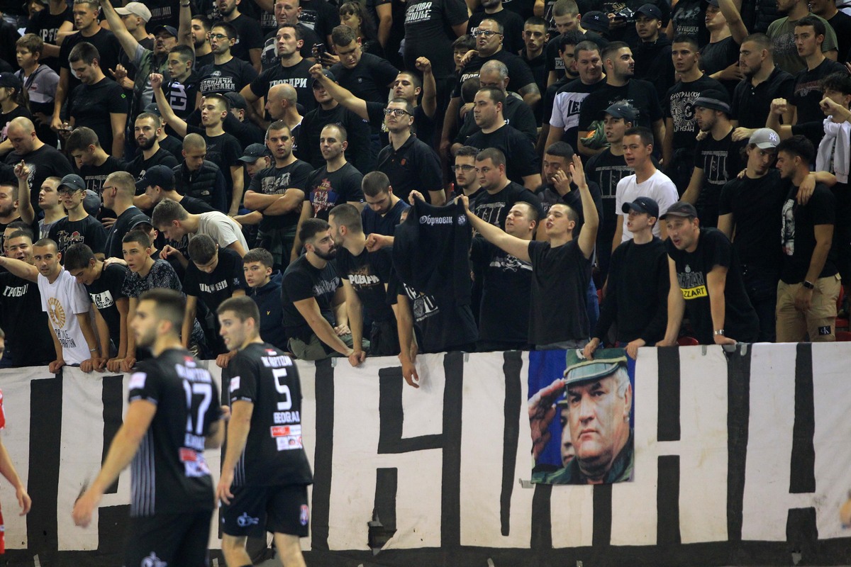 GROBARI navijaci rukometasa Partizana, na utakmici Superlige Prvenstva Srbije protiv Crvene zvezde, u hali Banjica. Beograd, 07.10.2023. foto: MN PRESS PHOTO / vm Rukomet, Partizan, Crvena zvezda, Superliga Prvenstvo Srbije