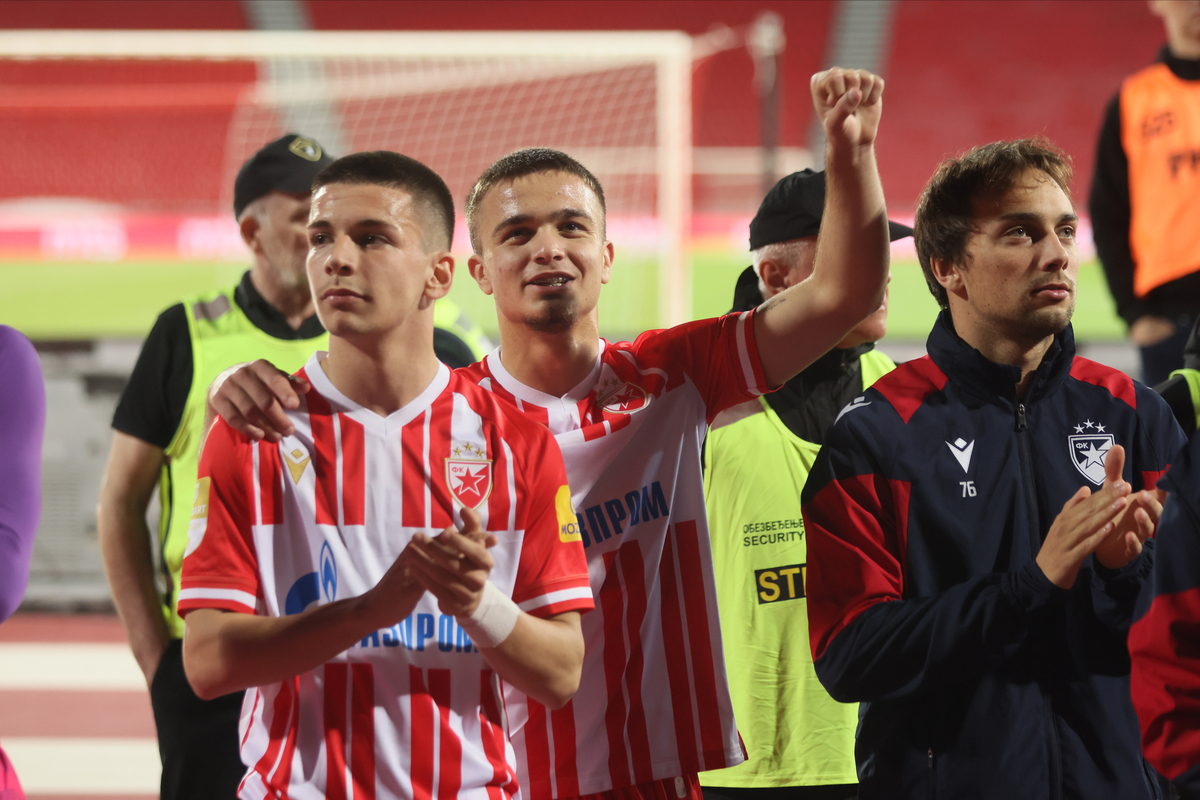 VIKTOR RADOJEVIC i NIKOLA KNEZEVIC fudbaleri Crvene zvezde na utakmici Superlige Prvenstva Srbije protiv IMT na stadionu Rajka Mitica, Beograd, 03.04.2024. godine Foto: Marko Metlas Fudbal, Crvena zvezda, Superliga Prvenstvo Srbije, IMT