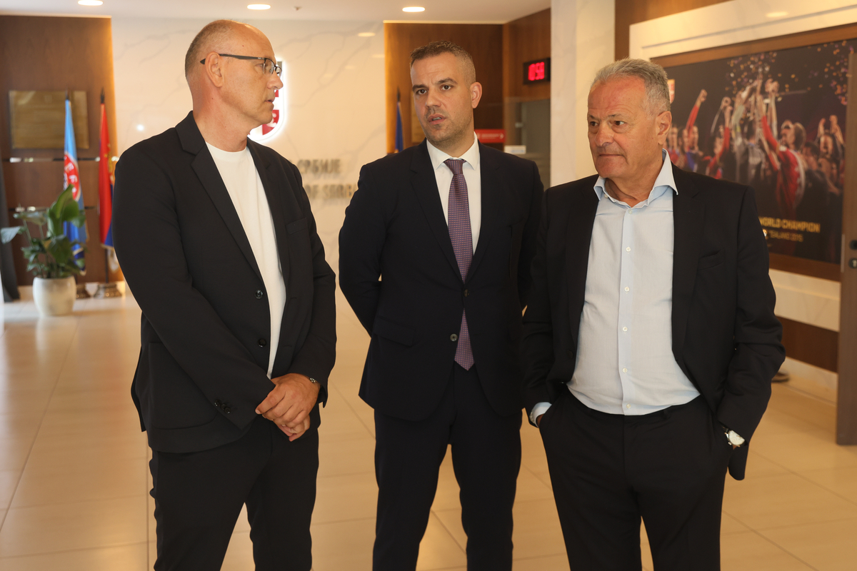 JANOS ZEMBERI potpredsednik, MILAN VUKOVIC portparol, NENAD BJEKOVIC potpredsednik Fudbalskog saveza Srbije poseta Kineskog fudbalskog saveza u sportskom centru FSS, Stara Pazova 14.08.2024. godine Foto: Marko Metlas Fudbal, Srbija, Kina, Poseta