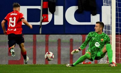 Osasuna's Bryan Zaragoza scores his side's second goal during a Spanish La Liga soccer match between Osasuna and Barcelona at El Sadar stadium in Pamplona, Spain, Saturday, Sept. 28, 2024. (AP Photo/Miguel Oses)