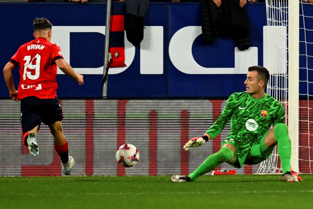 Osasuna's Bryan Zaragoza scores his side's second goal during a Spanish La Liga soccer match between Osasuna and Barcelona at El Sadar stadium in Pamplona, Spain, Saturday, Sept. 28, 2024. (AP Photo/Miguel Oses)