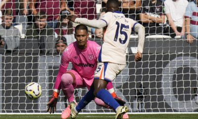 Chelsea's Nicolas Jackson scores during the English Premier League soccer match between West Ham United and Chelsea at the London stadium in London, Saturday, Sept. 21, 2024. (AP Photo/Alastair Grant)