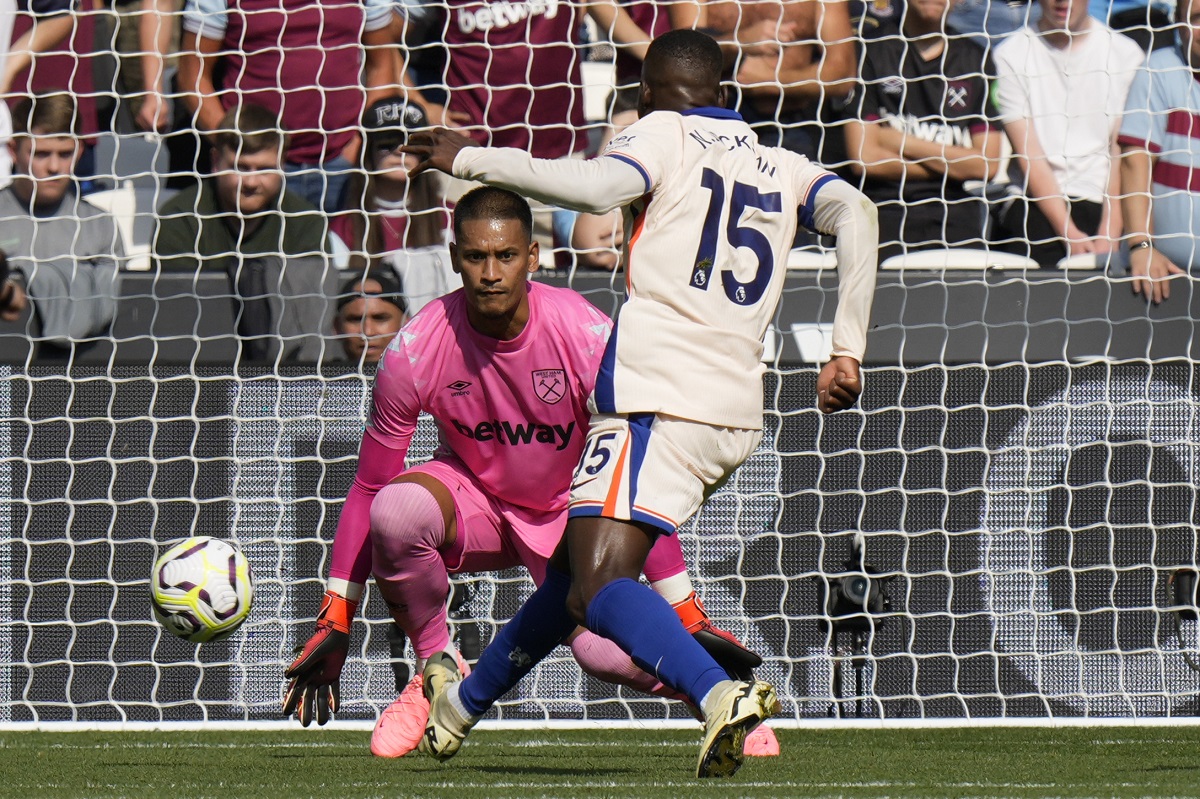 Chelsea's Nicolas Jackson scores during the English Premier League soccer match between West Ham United and Chelsea at the London stadium in London, Saturday, Sept. 21, 2024. (AP Photo/Alastair Grant)