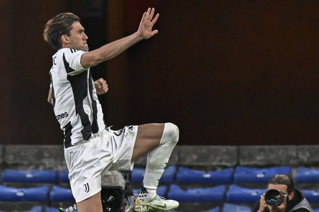 Juventus' Dusan Vlahovic celebrates after scoring during the Serie A soccer match between Genoa and Juventus at the Luigi Ferraris Stadium in Genoa, Italy, Sunday, Sept. 28, 2024. (Tano Pecoraro/LaPresse via AP)