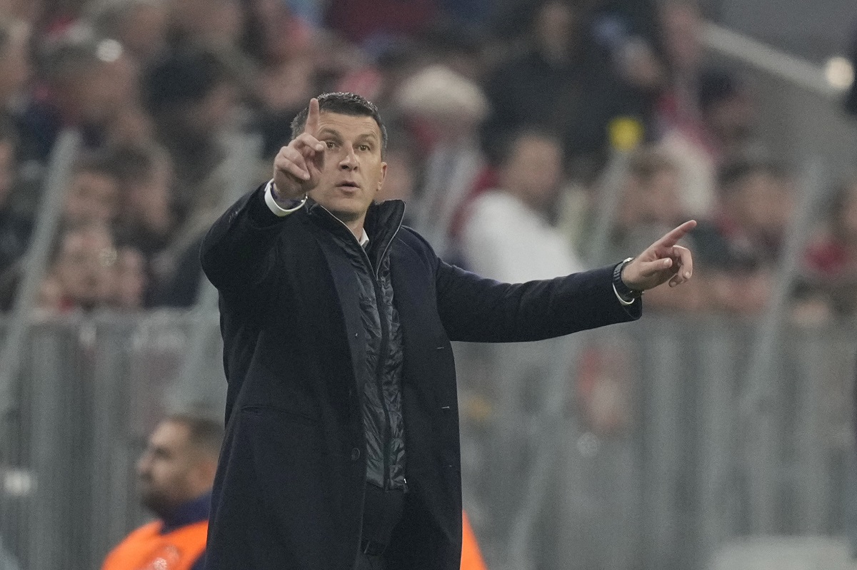 Dinamo's head coach Sergej Jakirovic gestures to his players from the sidelines during the Champions League opening phase soccer match between Bayern Munich and GNK Dinamo at the Allianz Arena in Munich, Germany Tuesday, Sept. 17, 2024. (AP Photo/Matthias Schrader)