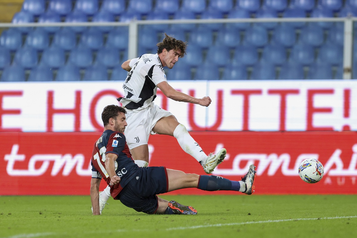 Juventus' Dusan Vlahovic scores during the Serie A soccer match between Genoa and Juventus at the Luigi Ferraris Stadium in Genoa, Italy, Sunday, Sept. 28, 2024. (Tano Pecoraro/LaPresse via AP)