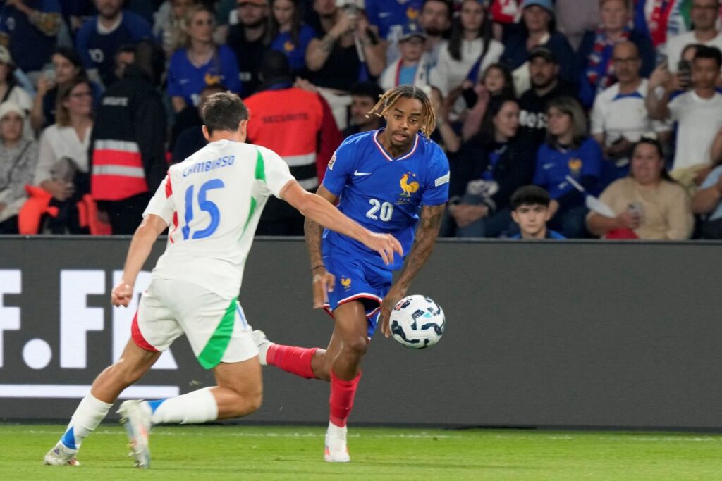 France's Bradley Barcola, right, vies for the ball with Italy's Andrea Cambiasso during the UEFA Nations League soccer match between France and Italy at the Parc des Princes in Paris, Friday, Sept. 6, 2024. (AP Photo/Michel Euler)