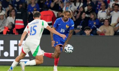 France's Bradley Barcola, right, vies for the ball with Italy's Andrea Cambiasso during the UEFA Nations League soccer match between France and Italy at the Parc des Princes in Paris, Friday, Sept. 6, 2024. (AP Photo/Michel Euler)