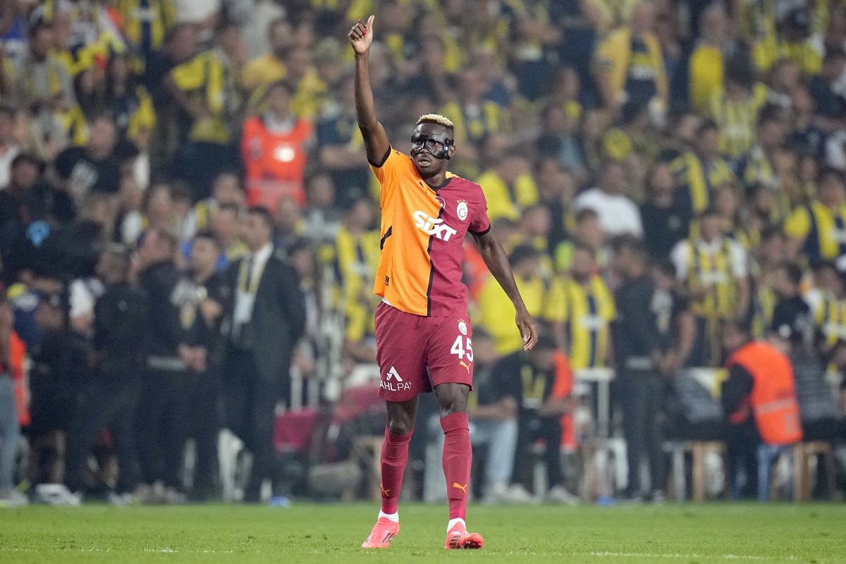 Galatasaray's Victor Osimhen celebrates after scoring his side's second goal during the Turkish Super Lig soccer match between Fenerbahce and Galatasaray at the Sukru Saracoglu in Istanbul, Turkey, Saturday, Sept. 21, 2024. (AP Photo/Francisco Seco)