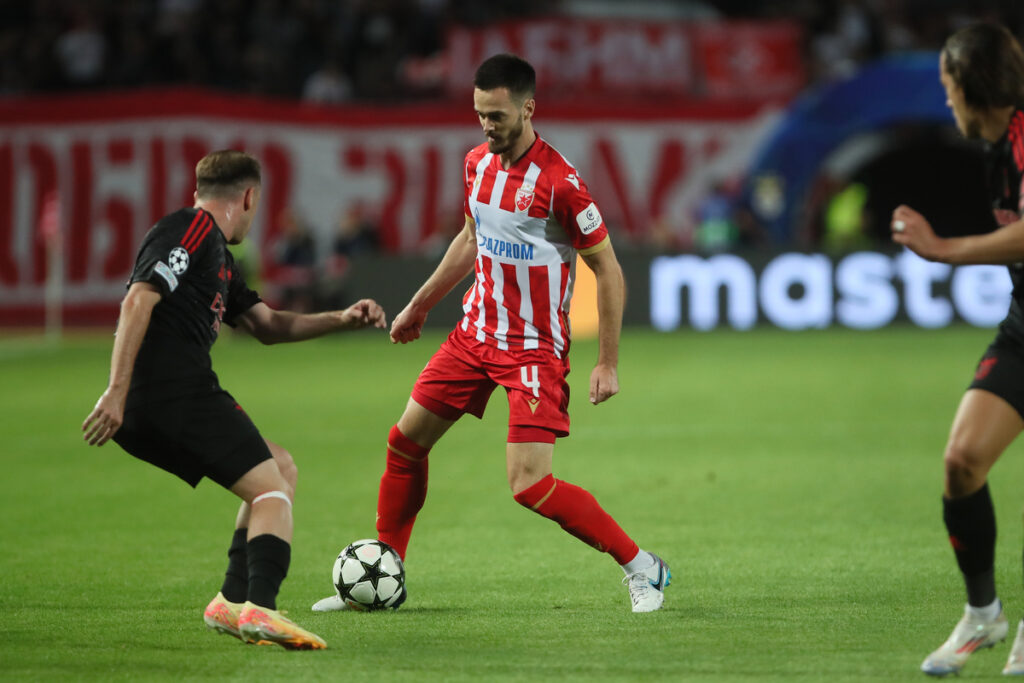 fudbaler Crvene Zvezde na utakmici UEFA Lige Sampiona protiv Benfike na stadionu Rajko Mitic, Beograd 19.09.2024. godine Foto: Ivica Veselinov / MN PRESS FUDBAL, FOOTBALL, UEFA CHAMPIONS LEAGUE, LIGA SAMPIONA, CRVENA ZVEZDA, RED STAR, BENFIKA, BENFICA