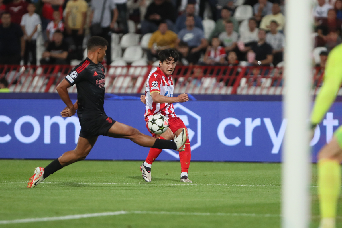 fudbaler Crvene Zvezde na utakmici UEFA Lige Sampiona protiv Benfike na stadionu Rajko Mitic, Beograd 19.09.2024. godine Foto: Ivica Veselinov / MN PRESS FUDBAL, FOOTBALL, UEFA CHAMPIONS LEAGUE, LIGA SAMPIONA, CRVENA ZVEZDA, RED STAR, BENFIKA, BENFICA