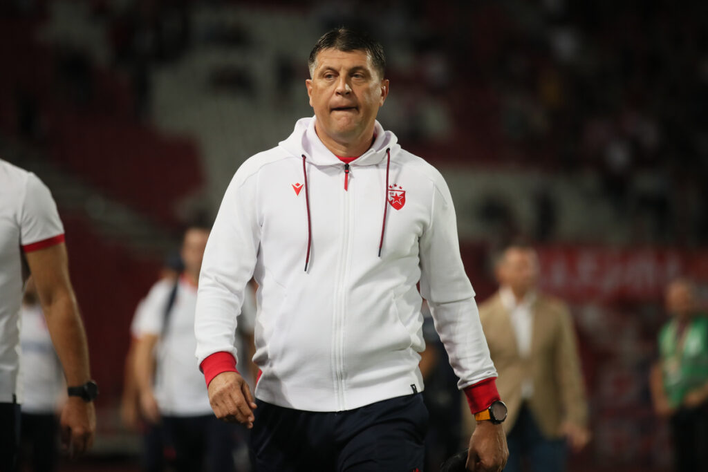 Trener Crvene Zvezde na utakmici Mocart Superlige protiv Zeleznicara na stadionu Rajko Mitic, Beograd 27.09.2024. godine Foto: Ivica Veselinov / MN PRESS FUDBAL, FOOTBALL, MOZZART SUPERLIGA, CRVENA ZVEZDA, RED STAR, NATIONAL CHAMPIONSHIP, PRVENSTVO SRBIJE, ZELEZNICAR PANCEVO