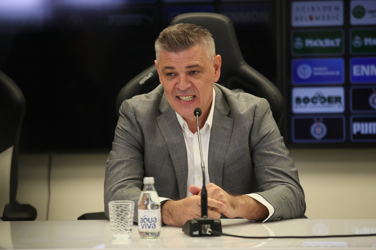 trener i sportski direktor Partizana na promociji na stadionu Partizana, Beograd 30.09.2024. godine Foto: Ivica Veselinov / MN PRESS FUDBAL, FOOTBALL, FK PARTIZAN, TRENER, KONFERENCIJA, PROMOCIJA