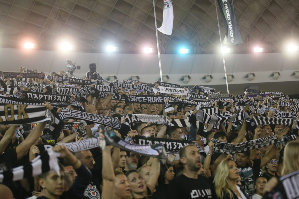 Navijači Partizana na prijateljskoj utakmici protiv AEK-a u hali 3 Beogradskog Sajma, Beograd 13.09.2024. godine Foto: Ivica Veselinov / MN PRESS KOSARKA, BASKETBALL, PARTIZAN, AEK