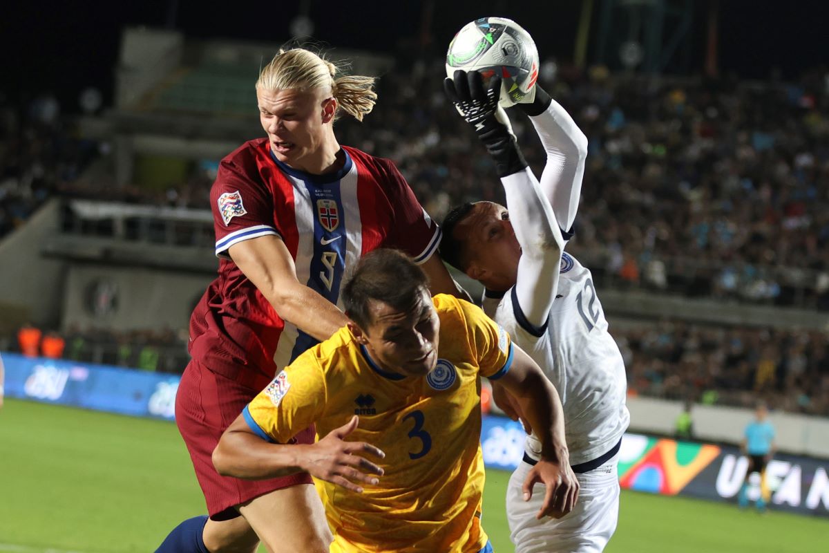 Kazakhstan's goalkeeper Igor Shatskiy, right, and Nuraly Alip, center, fight for the ball with Norway's Erling Haaland during the UEFA Nations League soccer match between Kazakhstan and Norway at Ortalyk Stadium in Almaty, Kazakhstan, Friday, Sept. 6, 2024. (AP Photo/Alikhan Sariyev)