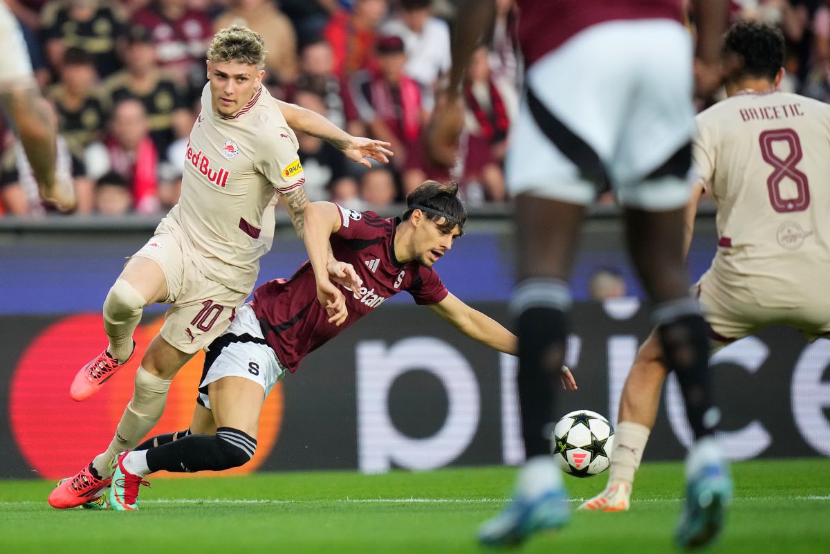 Salzburg's Bobby Clark, left, challenges Sparta's Veljko Birmancevic during the Champions League opening phase soccer match between Sparta Prague and Salzburg in Prague, Czech Republic, Wednesday, Sept. 18, 2024. (AP Photo/Petr David Josek)