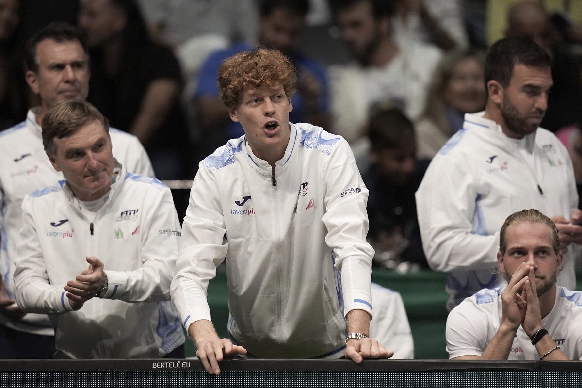 Italy's Jannick Sinner, center, shouts indications to Italy's Matteo Berrettini during a men's singles tennis Davis Cup tennis match between Berrettini and Botic Van Zandschulp of the Netherlands, at the Unipol arena, in Bologna, Italy, Sunday, Sept. 15, 2024. (Michele Nucci/LaPresse via AP)