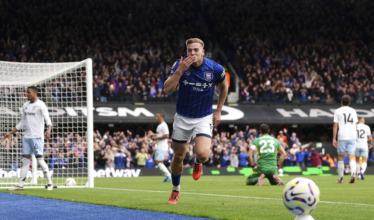 Ipswich Town's Liam Delap celebrates scoring his side's second goal during the British Premier League soccer match between Ipswich Town and Aston Villa at Portman Road, Ipswich, England, Sunday Sept. 29, 2024. (Zac Goodwin/PA via AP)