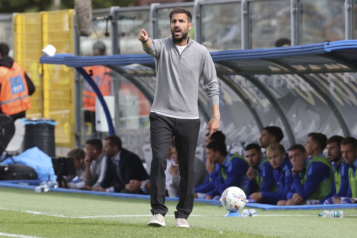 Como's head coach Cesc Fabregas gives instructions during the Italian Serie A soccer match between Como and Bologna at the Giuseppe Sinigaglia stadium in Como, Italy, Saturday, Sept. 14, 2024. (Antonio Saia/LaPresse via AP)