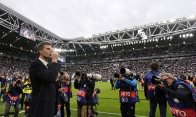 Juventus coach Thiago Motta, left, drinks as he waits for the kick-off of the Champions League opening phase soccer match between Juventus and PSV Eindhoven at the Juventus stadium in Turin, Italy, Tuesday, Sept. 17, 2024. (Fabio Ferrari/LaPresse via AP)