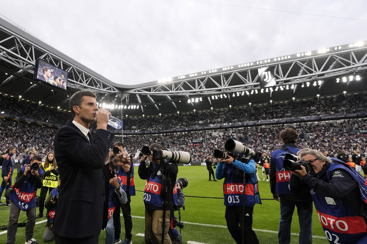 Juventus coach Thiago Motta, left, drinks as he waits for the kick-off of the Champions League opening phase soccer match between Juventus and PSV Eindhoven at the Juventus stadium in Turin, Italy, Tuesday, Sept. 17, 2024. (Fabio Ferrari/LaPresse via AP)