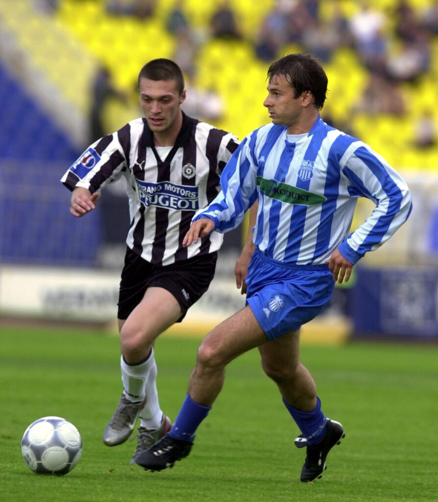 FUDBAL - Aleksandar Stanojevic, fudbaler OFK Beograd, u duelu sa Ivicom Ilijevim iz Partizana. Beograd, 12.06.2002. snimio:N.Parausic