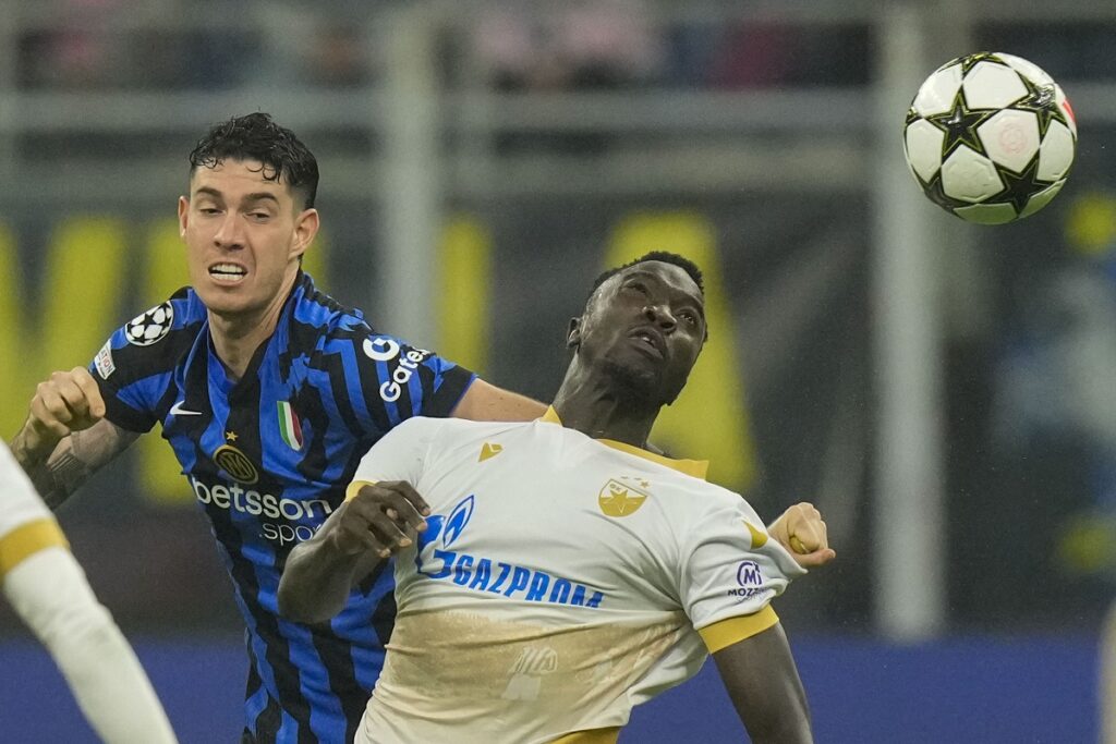 Red Star's Silas, right, duels for the ball with Inter Milan's Alessandro Bastoni during the Champions League opening phase soccer match between Inter Milan and Red Star, at the San Siro stadium in Milan, Italy, Tuesday, Oct. 1, 2024. (AP Photo/Luca Bruno)