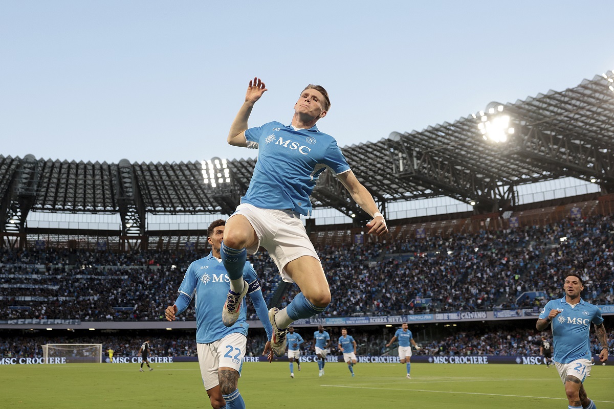 Napoli's Scott McTominay celebrates scoring during the Serie A soccer match between Napoli and Como at the Diego Armando Maradona Stadium in Naples, Italy, Friday Oct. 4, 2024. (Alessandro Garofalo/LaPresse via AP)