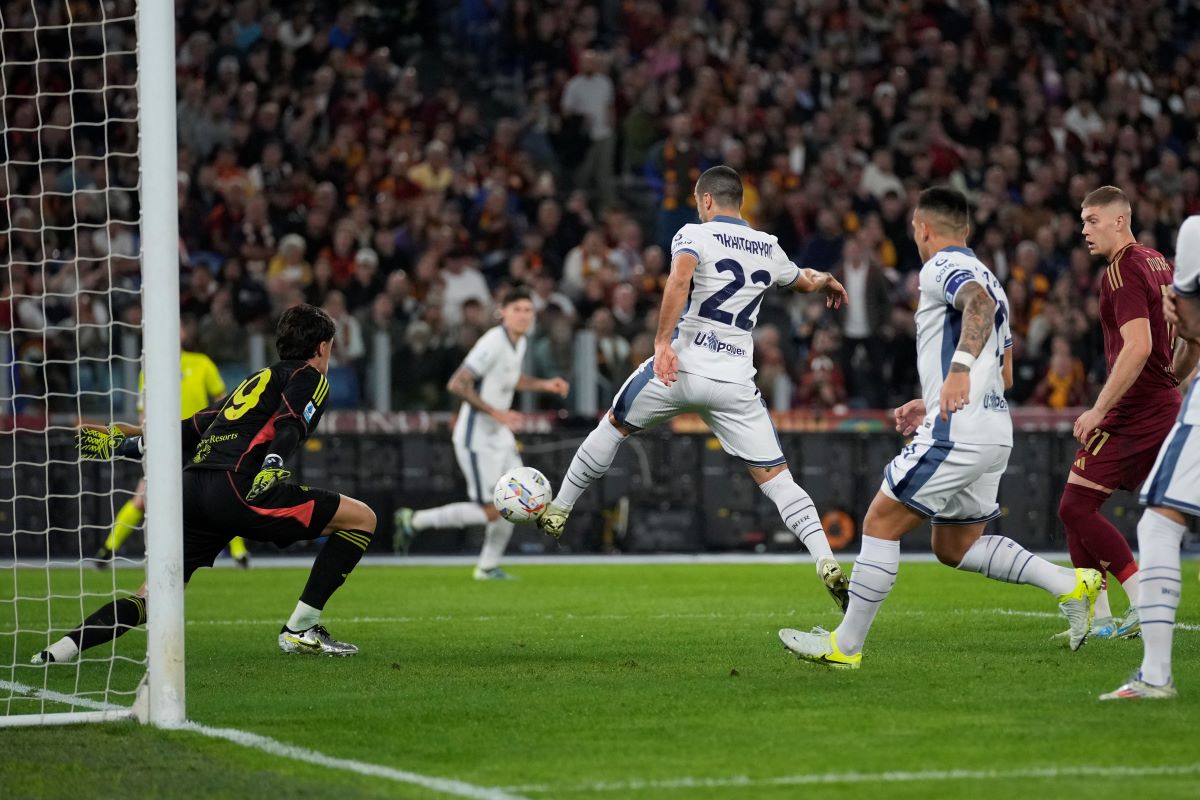 Roma's goalkeeper Mile Svilar, left, saves a shot by Inter Milan's Henrikh Mkhitaryan, centre, during the Serie A soccer match between Roma and Inter Milan at the Stadio Olimpico in Rome, Italy, Sunday, Oct. 20, 2024. (AP Photo/Andrew Medichini)