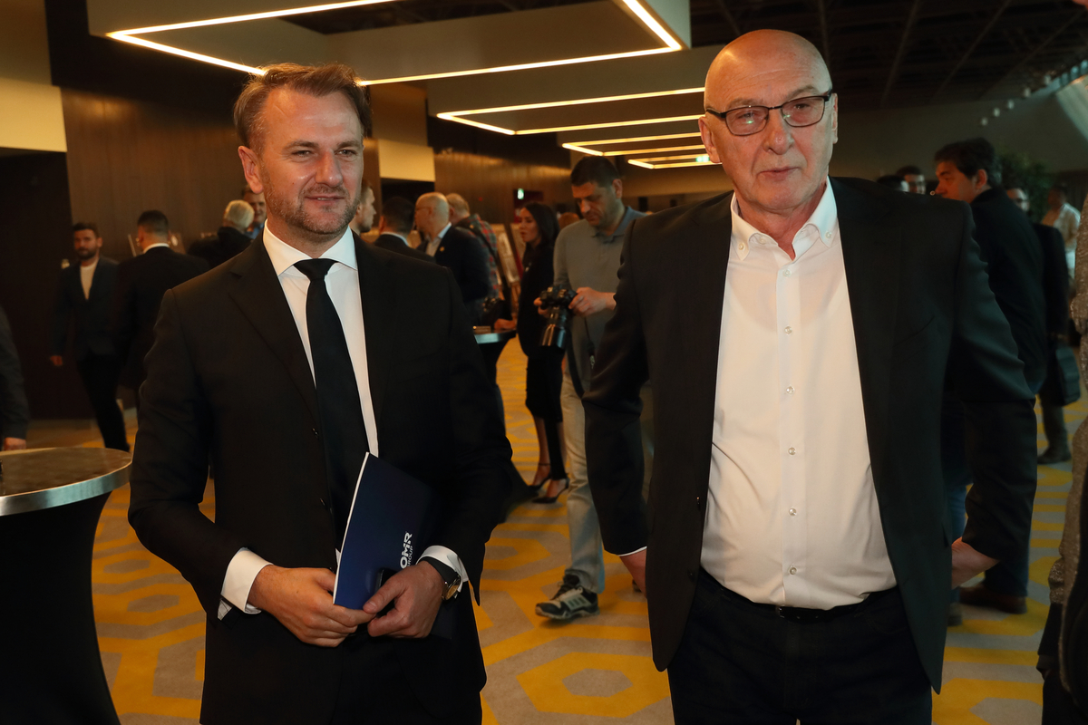 OSTOJA MIJAILOVIC predsednik i DRAGAN TODORIC bivsi sportski direktor proslava kosarkasa Partizana 30 godina od osvajanja Kupa sampiona hotel Kraun Plaza, Beograd 14.04.2022. godine Foto: Marko Metlas Kosarka, Partizan, Kup Evropskih sampiona, Istanbul 1992