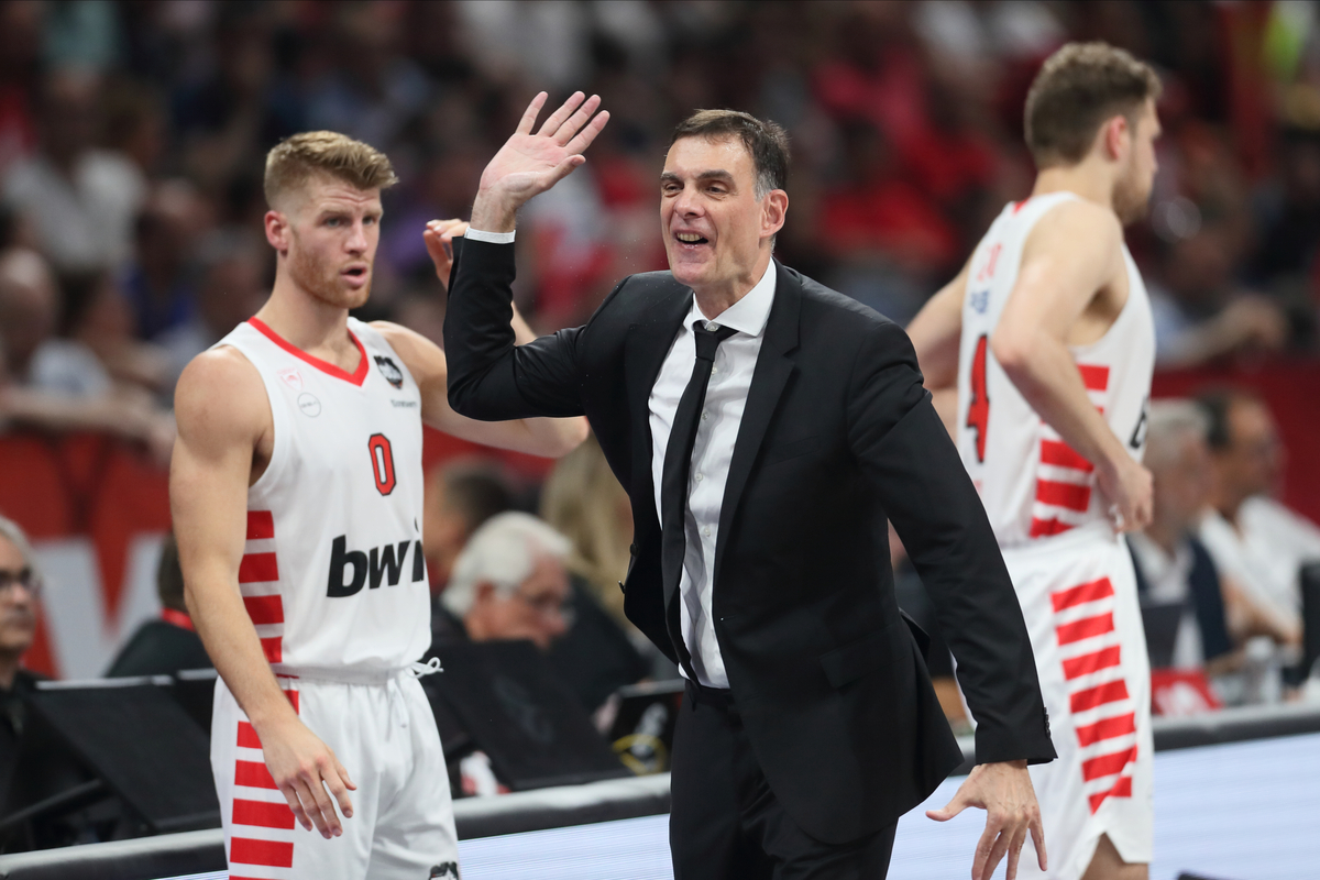 THOMAS WALKUP Tomas Vokap i GEORGIOS BARTZOKAS Georgios Barcokas trener kosarkasa Olimpijakosa Pirej na utakmici Fajnal for Evrolige F4 protiv Barselone u hali Stark Beogradska arena, Beograd 21.05.2022. godine Foto: Marko Metlas Kosarka, Fajnal for F4, Evroliga, Olimpijakos Pirej, Barselona