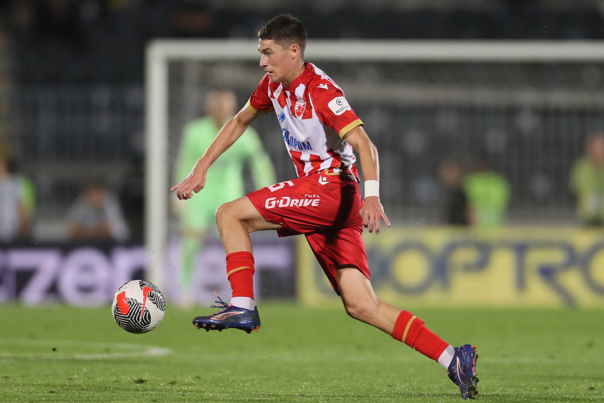 ANDRIJA MAKSIMOVIC fudbaler Crvene zvezde na utakmici Superlige Prvenstva Srbije protiv MARIO JURCEVIC iz Partizana na stadionu Partizana, Beograd, 23.09.2024. godine Foto: Marko Metlas Fudbal, Crvena zvezda, Superliga Prvenstvo Srbije, Partizan