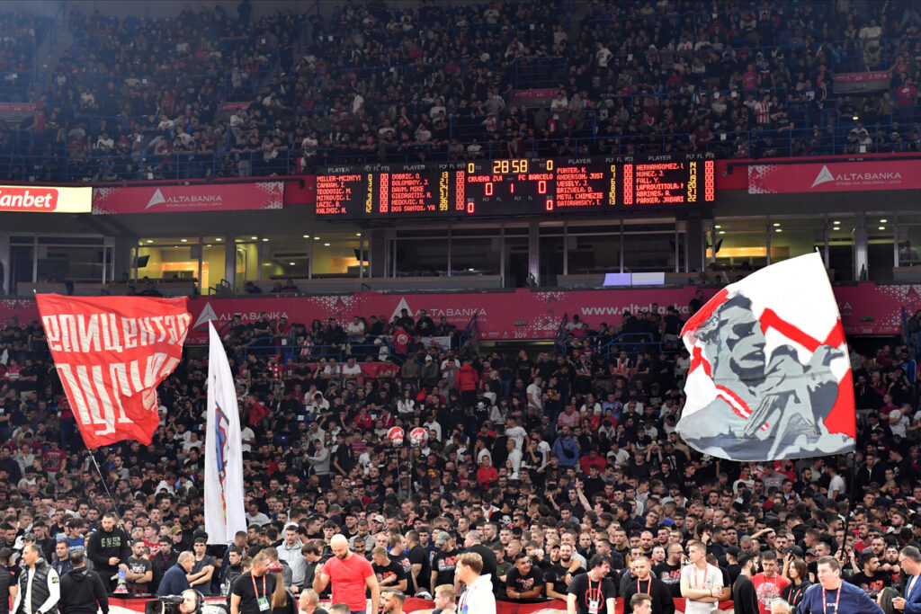 DELIJE navijaci kosarkasa Crvene zvezde na utakmici Evrolige protiv Barselone u hali Beogradska arena, Beograd 18.10.2024. godine Foto: Marko Metlas Kosarka, Crvena zvezda, Evroliga, Barselona