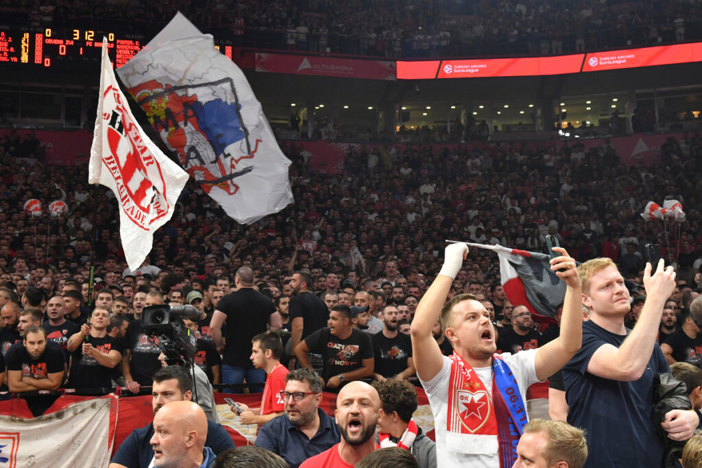 DELIJE navijaci kosarkasa Crvene zvezde na utakmici Evrolige protiv Barselone u hali Beogradska arena, Beograd 18.10.2024. godine Foto: Marko Metlas Kosarka, Crvena zvezda, Evroliga, Barselona