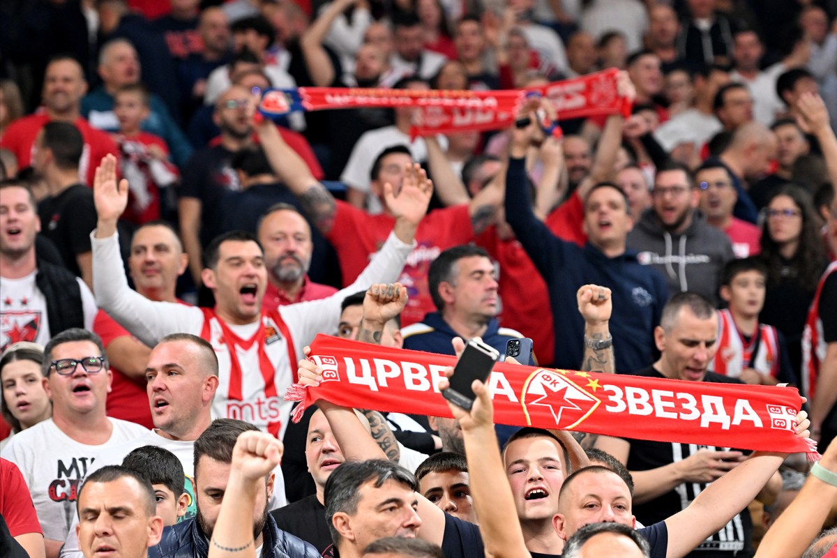 DELIJE navijaci kosarkasa Crvene zvezde na utakmici Evrolige protiv Barselone u hali Beogradska arena, Beograd 18.10.2024. godine Foto: Marko Metlas Kosarka, Crvena zvezda, Evroliga, Barselona