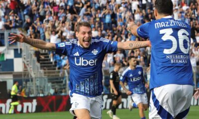 Como's Andrea Belotti celebrates scoring during a Serie A soccer match between Como and Verona at the Giuseppe Sinigaglia stadium in Como, northern Italy, Sunday, Sept. 29, 2024.(Antonio Saia/LaPresse via AP)