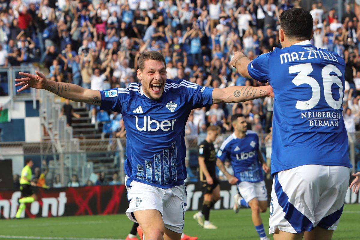 Como's Andrea Belotti celebrates scoring during a Serie A soccer match between Como and Verona at the Giuseppe Sinigaglia stadium in Como, northern Italy, Sunday, Sept. 29, 2024.(Antonio Saia/LaPresse via AP)