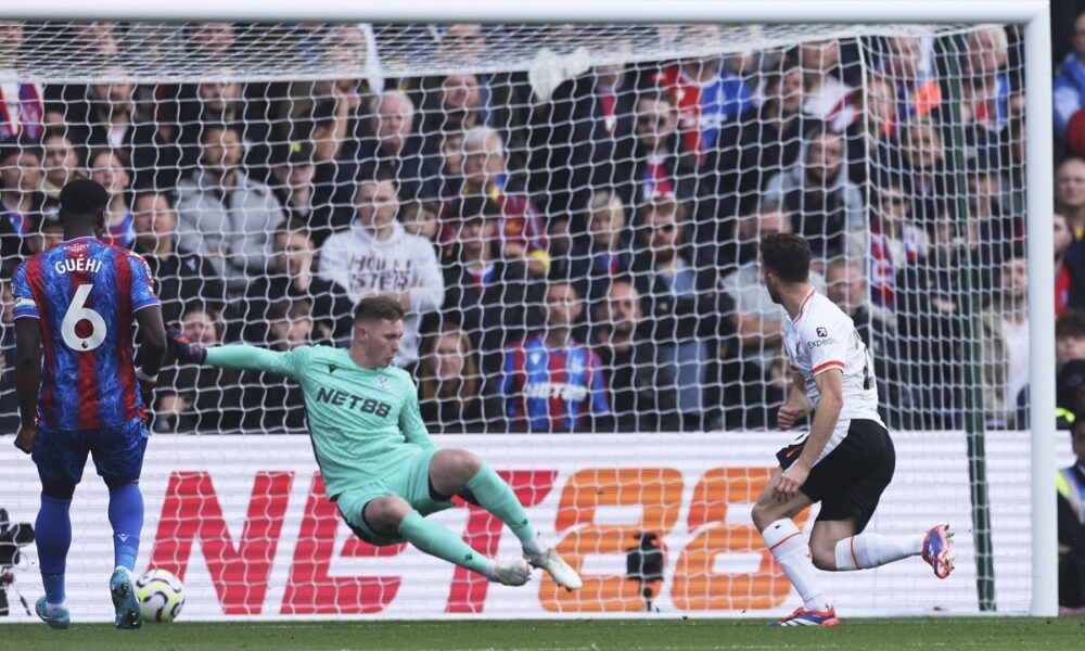 Liverpool's Diogo Jota, right, scores the opening goal past Crystal Palace's goalkeeper Dean Henderson during the English Premier League soccer match between Crystal Palace and Liverpool at Selhurst Park in London, Saturday, Oct. 5, 2024.(AP Photo/Ian Walton)