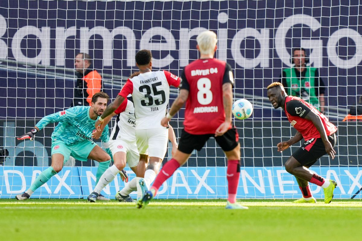 Leverkusen's Victor Boniface, right, fails to score during the German Bundesliga soccer match between Bayer Leverkusen and Eintracht Frankfurt at the BayArena in Leverkusen, Germany, Saturday, Oct. 19, 2024. (AP Photo/Martin Meissner)