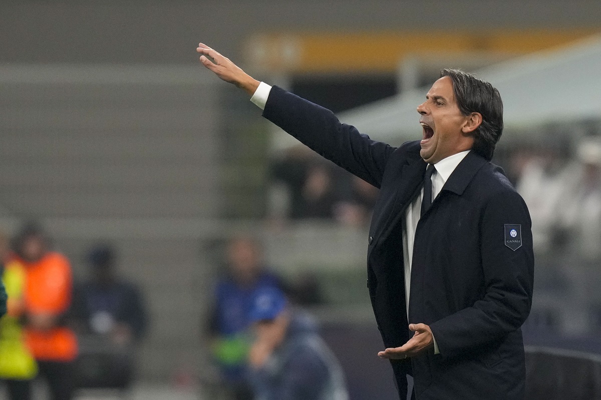 Inter Milan's head coach Simone Inzaghi gives instructions to his players during the Champions League opening phase soccer match between Inter Milan and Red Star, at the San Siro stadium in Milan, Italy, Tuesday, Oct. 1, 2024. (AP Photo/Luca Bruno)