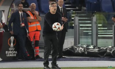 Roma's head coach Ivan Juric holds the ball during the Europa League opening phase soccer match between Roma and Dinamo Kyiv at the Olympic Stadium, in Rome, Thursday, Oct. 24, 2024. (AP Photo/Gregorio Borgia)