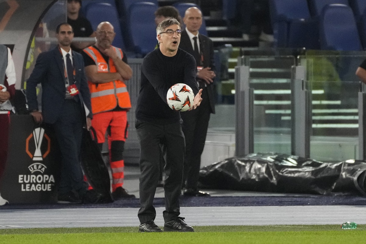 Roma's head coach Ivan Juric holds the ball during the Europa League opening phase soccer match between Roma and Dinamo Kyiv at the Olympic Stadium, in Rome, Thursday, Oct. 24, 2024. (AP Photo/Gregorio Borgia)