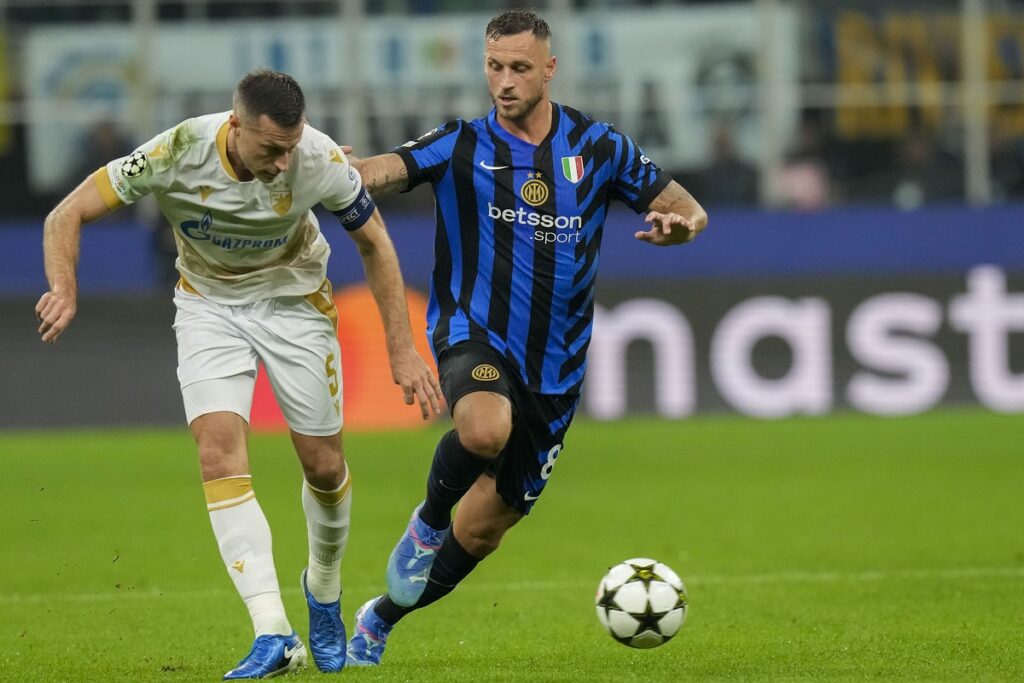 Red Star's Uros Spajic, left, duels for the ball with Inter Milan's Marko Arnautovic during the Champions League opening phase soccer match between Inter Milan and Red Star, at the San Siro stadium in Milan, Italy, Tuesday, Oct. 1, 2024. (AP Photo/Luca Bruno)