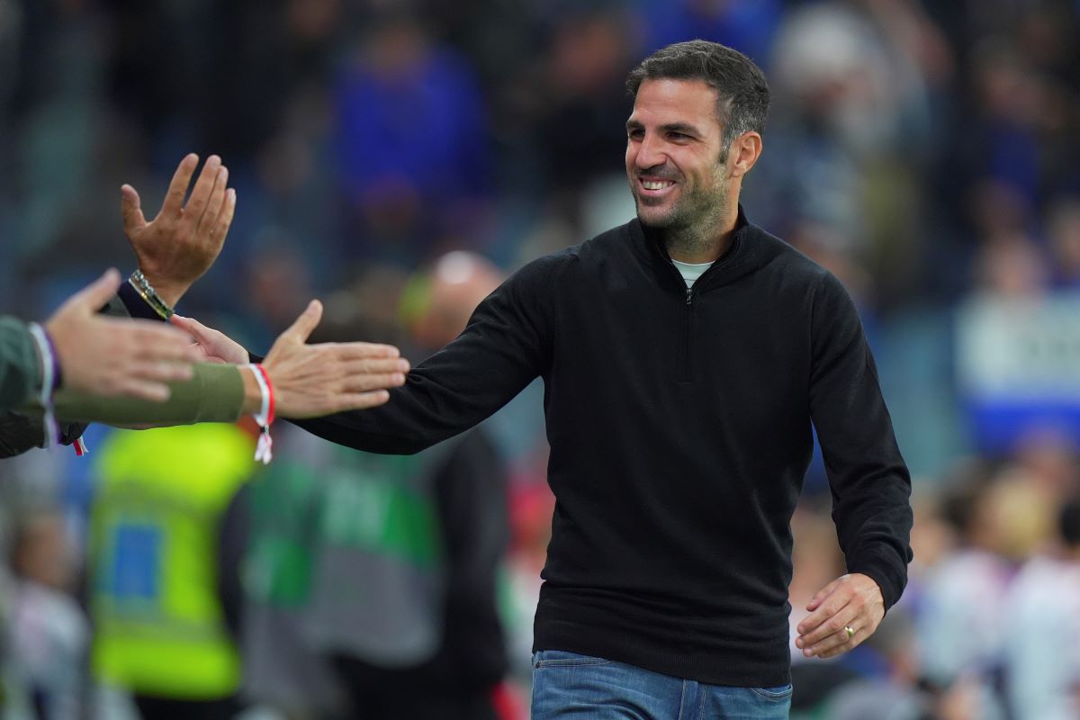 Como's Cesc Fabregas is congratulated following the Serie A soccer match between Atalanta and Como at the Gewiss Stadium in Bergamo, Italy, Tuesday, Sept. 24 , 2024. (Spada/LaPresse via AP)